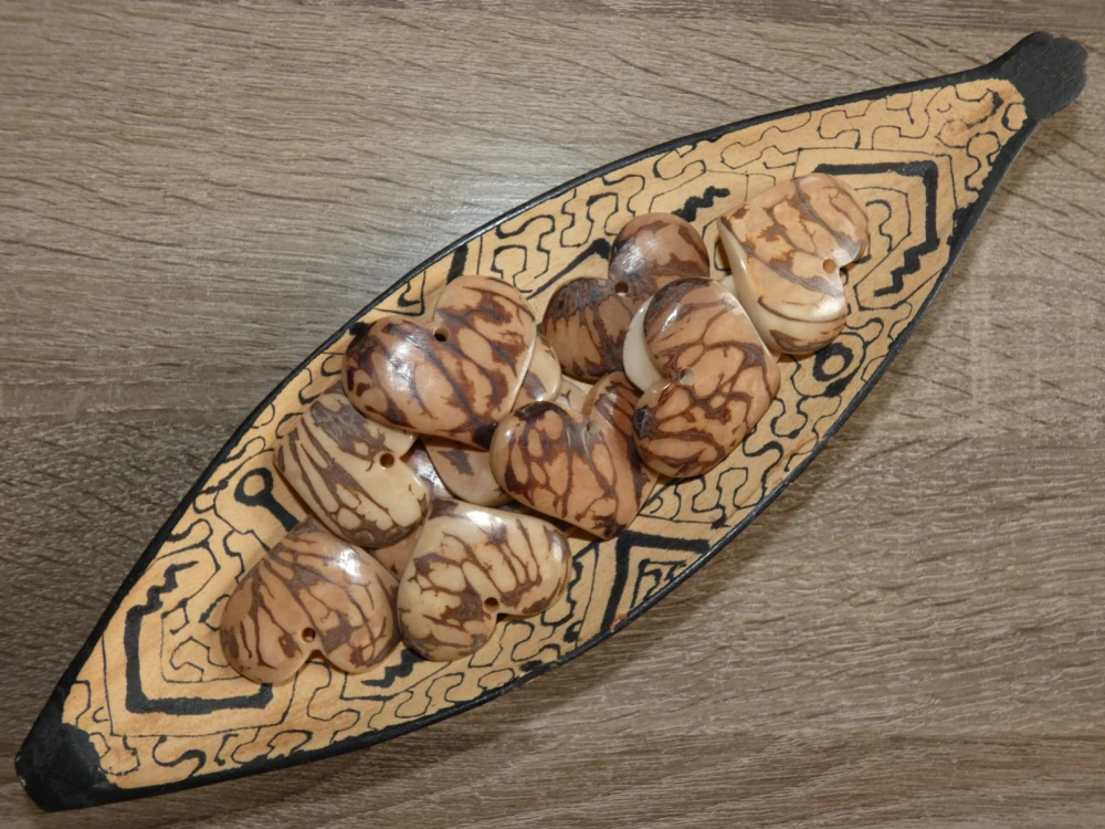 Tagua - srdíčko (placaté, světle hnědé)