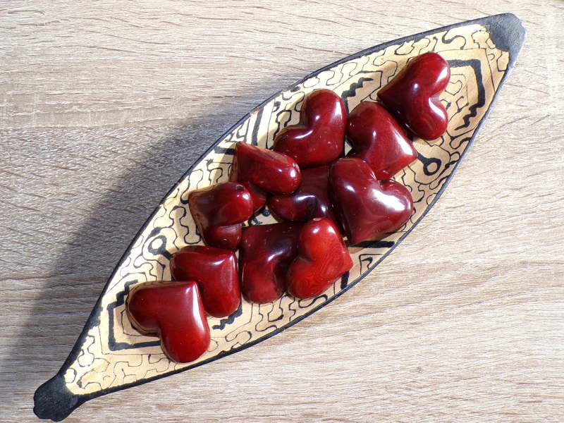 Tagua srdíčko (buclaté, vínové, skrz)