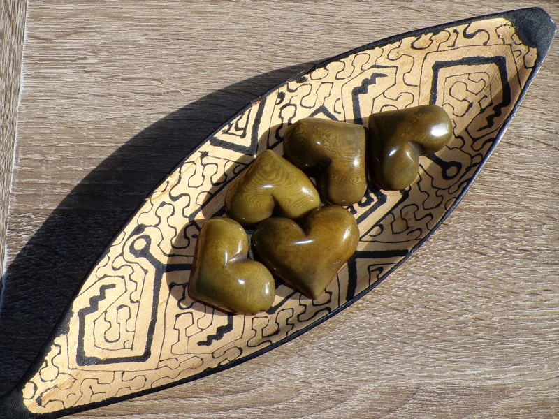 Tagua srdíčko (buclaté, olivové, skrz)