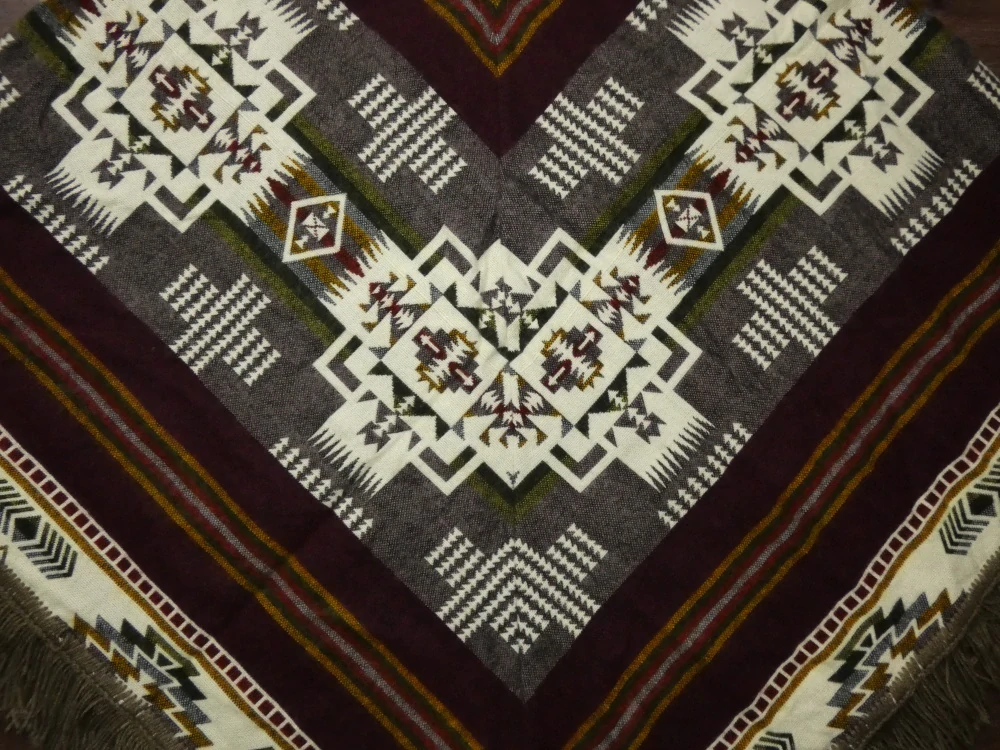 Pončo I (lamí vlna, Ekvádor, tmavé)