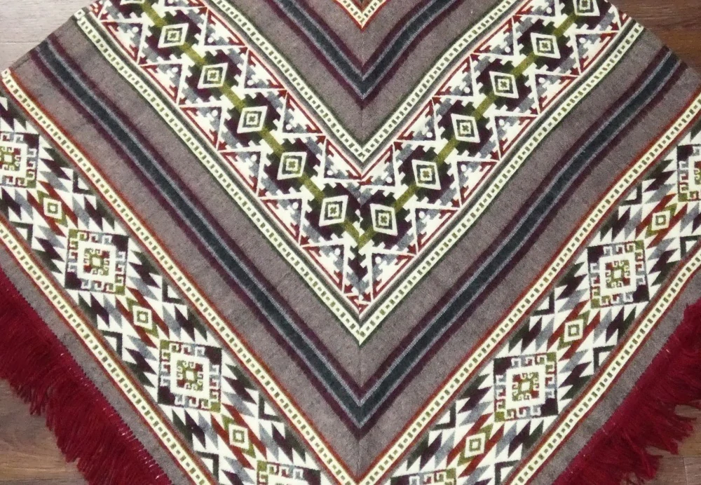 Pončo I (lamí vlna, Ekvádor, vínové)