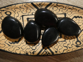 Tagua - oblázek (podélný, černý)
