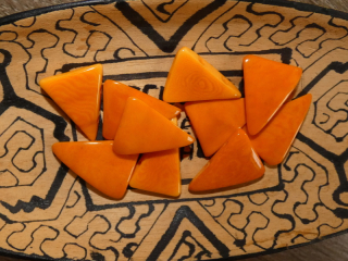 Tagua trojúhelník (dvě dírky, žlutooranžový)