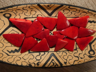 Tagua trojúhelník (dvě dírky, červený)