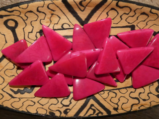 Tagua trojúhelník (dvě dírky, růžový)