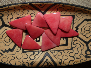 Tagua trojúhelník (dvě dírky, světle růžový)