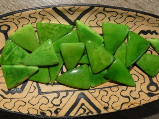 Tagua trojúhelník (dvě dírky, světle zelený)