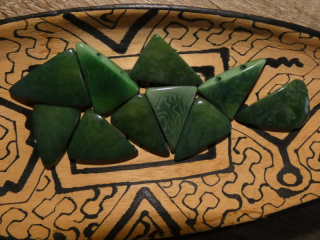 Tagua trojúhelník (dvě dírky, zelený)