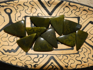 Tagua trojúhelník (dvě dírky, olivový)