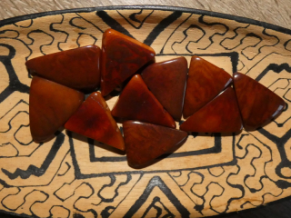 Tagua trojúhelník (dvě dírky, hnědý)