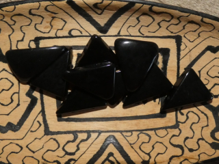 Tagua trojúhelník (dvě dírky, černý)