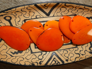 Tagua - plátek (dvě dírky, oranžový)
