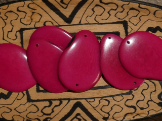 Tagua - plátek (dvě dírky, růžový)