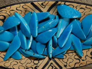 Tagua úlomek (dvě dírky, tyrkysový)