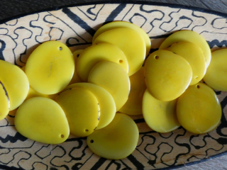 Tagua - plátek (střední, žlutý)
