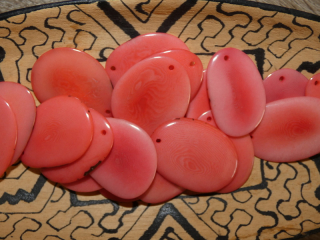 Tagua - plátek (střední, lososový)