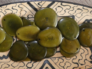 Tagua - plátek (střední, olivový)
