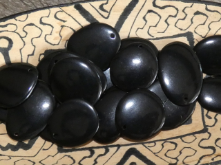 Tagua - plátek (střední, černý)