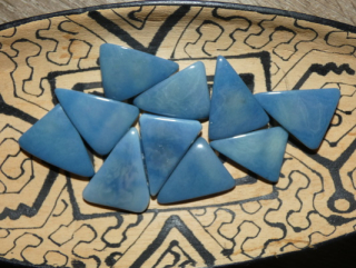 Tagua trojúhelník (dvě dírky, světle modrý)