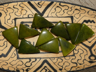 Tagua trojúhelník (skrz, olivový)
