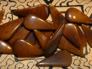 Tagua slzička (skrz, hnědá)