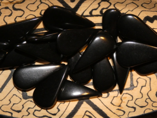 Tagua slzička (skrz, černá)