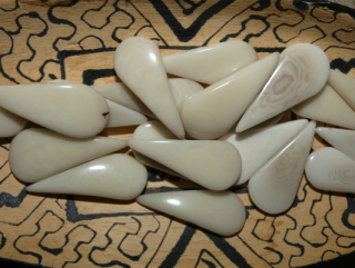 Tagua slzička (skrz, bílá)