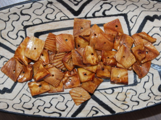 Úlomky mušle (světle hnědá)