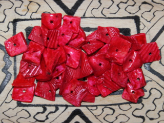 Úlomky mušle (červená)