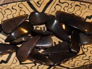 Tagua slza (dvě dírky, tmavě šedá)