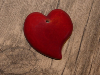 Tagua - srdíčko (designové, tmavě červené)