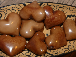 Tagua srdíčko (buclaté, hnědé, skrz)