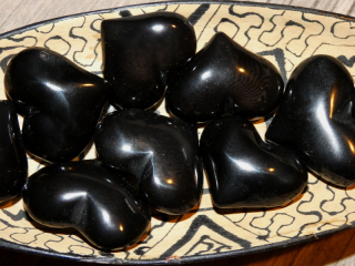 Tagua srdíčko (buclaté, černé, skrz)