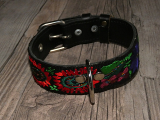 Obojek střední I (vyšívaný, 48 cm)