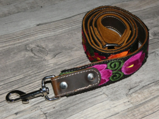 Vodítko vyšívané V