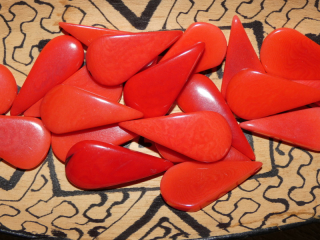 Tagua slzička (skrz, červená)