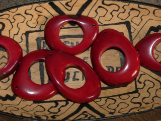Tagua - donut (tmavě červený)