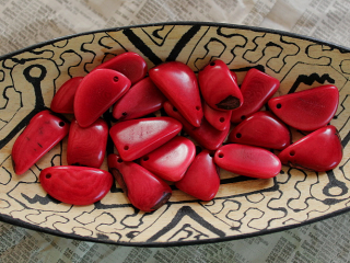 Tagua - úlomek velký (červený)
