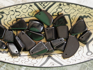 Tagua - úlomek velký (černý)
