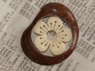 Přívěsek kytička II (tagua)