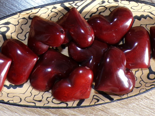 Tagua srdíčko (buclaté, vínové, skrz)