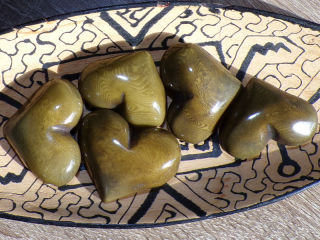 Tagua srdíčko (buclaté, olivové, skrz)