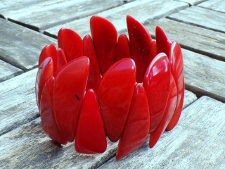 Náramek tagua (úlomky, tmavě červené)