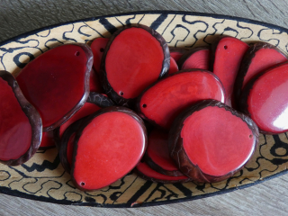 Tagua - placka (okraj, tmavě červená)