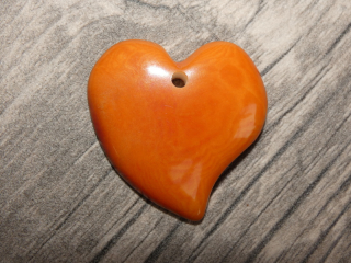 Tagua - srdíčko (designové, světle oranžové)