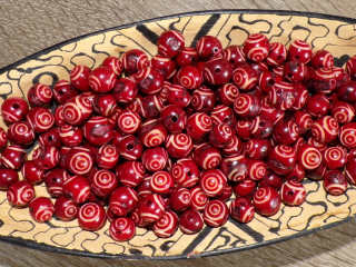 Acai (tmavě červený, vyřezávaný)