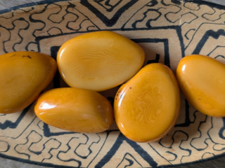 Tagua - oblázek (podélný, žlutooranžový)