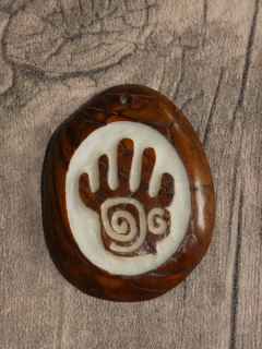Přívěsek šamanova ruka (tagua)