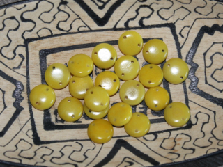 Tagua - placička 12 mm (2 díry, žlutá)