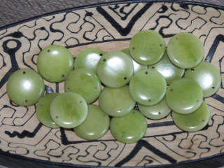 Tagua - placička 18 mm (2 díry, zelená)